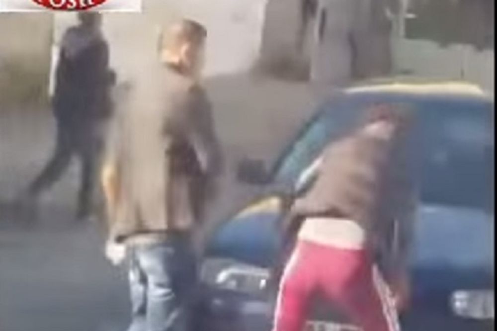 (VIDEO) PESNICOM U GLAVU: Albanac tukao devojku usred dana na ulici!