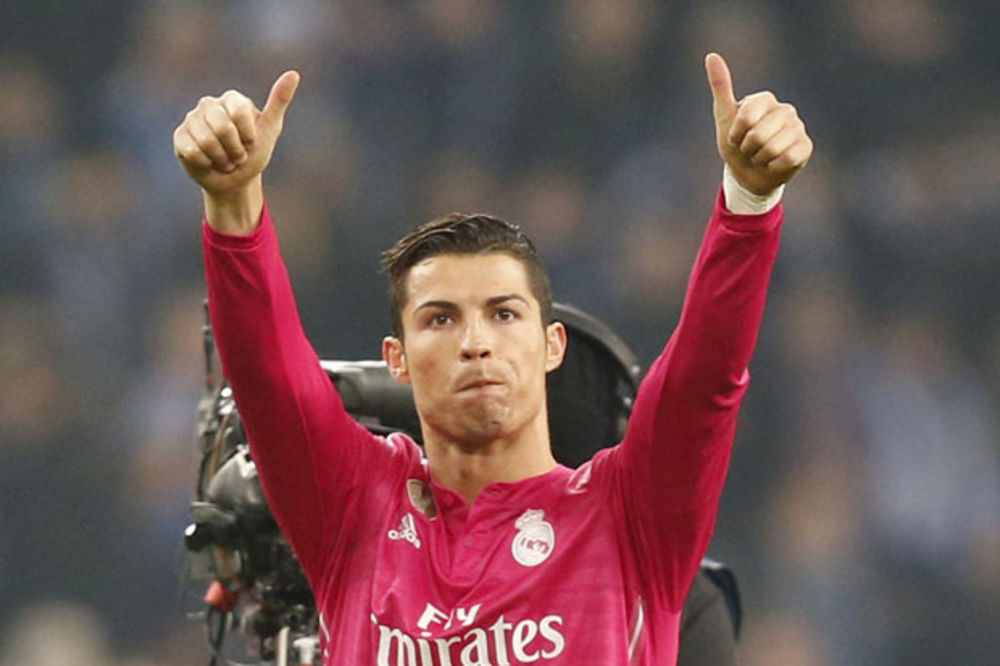 (VIDEO) OVO MOŽE SAMO GENIJE: Ronaldo se nije video na terenu, a postigao je gol i namestio drugi!