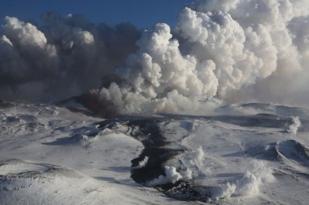 NARANDŽASTI STEPEN UZBUNE U RUSIJI: Vulkan na Kamčatki izbacuje stub pepela visok 8 kilometara