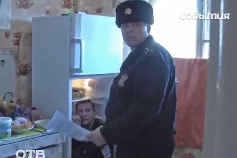 (VIDEO) OVO MOŽE SAMO RUS: Sedeo u frižideru sat vremena krijući se od policije