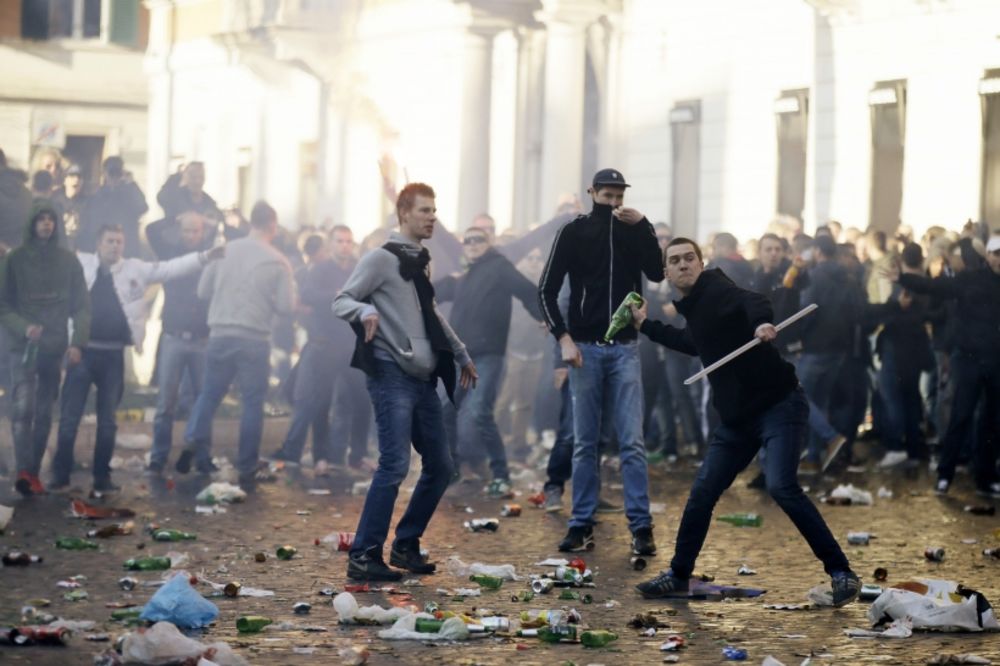 (VIDEO, FOTO) SLIKE KAO IZ UKRAJINE: Holandski huligani demolirali centar Rima