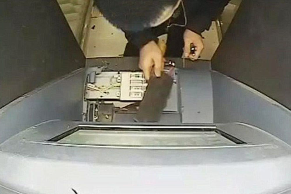 (VIDEO) URNEBESNO Čovek satarom "hakovao" bankomat nakon što mu je progutao karticu