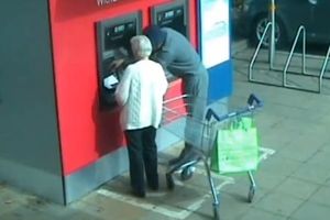 (FOTO i VIDEO) SNIMAK NADZORNE KAMERE Pazite ko vam prilazi na bankomatu!