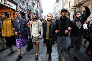 20 mušakraca u suknjama protestovali u Istanbulu zbog silovanja i ubistva studentkinje