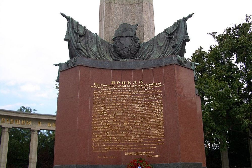 Oskrnavljen spomenik ruskim vojnicima u Beču!