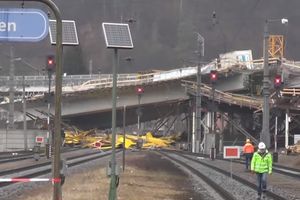 (VIDEO) STALI VOZOVI: Most pao na šine, šteta 50 miliona evra!