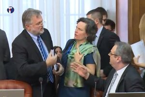 VIDEO OVO STE ŽELELI DA ZNATE: Šta ministri rade i s kim se druže pre nego što Vučić uđe u salu!