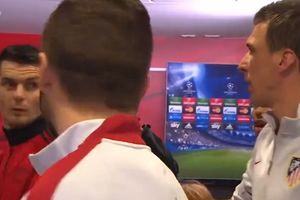 (VIDEO) DRUGARSKA ĆUŠKA: Pogledajte kako je Mandžukić iznenadio Spahića