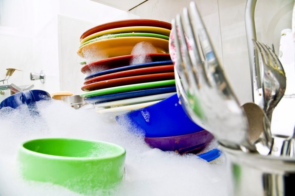 OBRATITE PAŽNJU: Ove 4 stvari nikako ne smete da perete deterdžentom za sudove