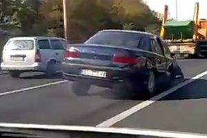 BEOGRADSKI VOZAČ POSTAO SVETSKI HIT: Vozio bez jednog točka dok ga policija nije zaustavila!