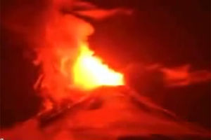 (VIDEO) PLAMEN SUKLJAO U NEBO: Veličanstvena erupcija vulkana Viljarike