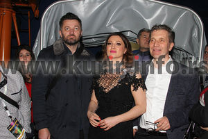 (FOTO) IZAZVALA VELIKU PAŽNJU: Nina Badrić se na Oskaru pojavila u društvu dva muškarca