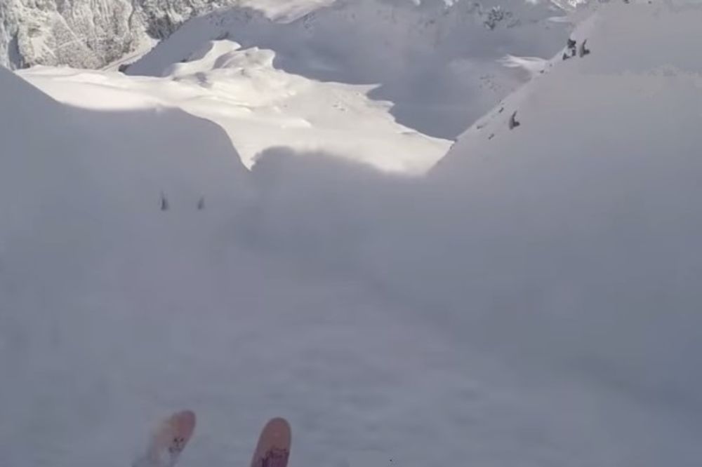 (VIDEO) Kamerom snimio kako ga zatrpava lavina