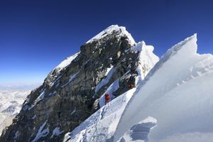 MONT EVEREST OSTAO BEZ KRUNE: Čuvena stena s najvišeg svetskog vrha više ne postoji