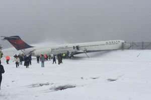 (VIDEO) TVRDO SLETANJE: Avion sa 125 putnika probio ogradu i oštetio krilo!