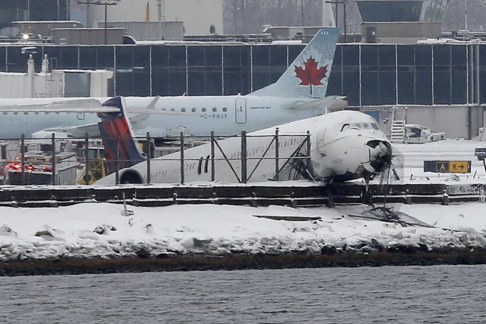 (VIDEO) AMERIKA POD SNEGOM: Zbog snežne oluje avion proklizao i zakucao se u ogradu!