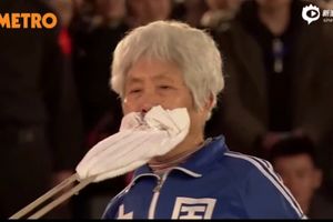 (VIDEO) MOĆNA BAKA: Kineskinja (80) zubima vuče automobil težak jednu tonu