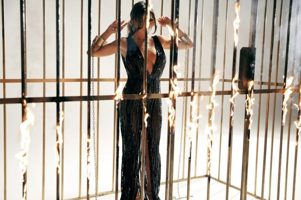 (FOTO) VRELO I OPASNO: Marina zarobljena u zapaljenom kavezu!