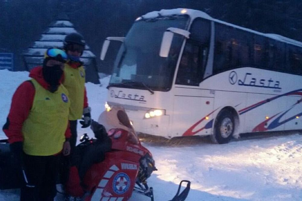 HAOS ZBOG SNEGA: Autobus zaglavljen u snegu kod Kopaonika!