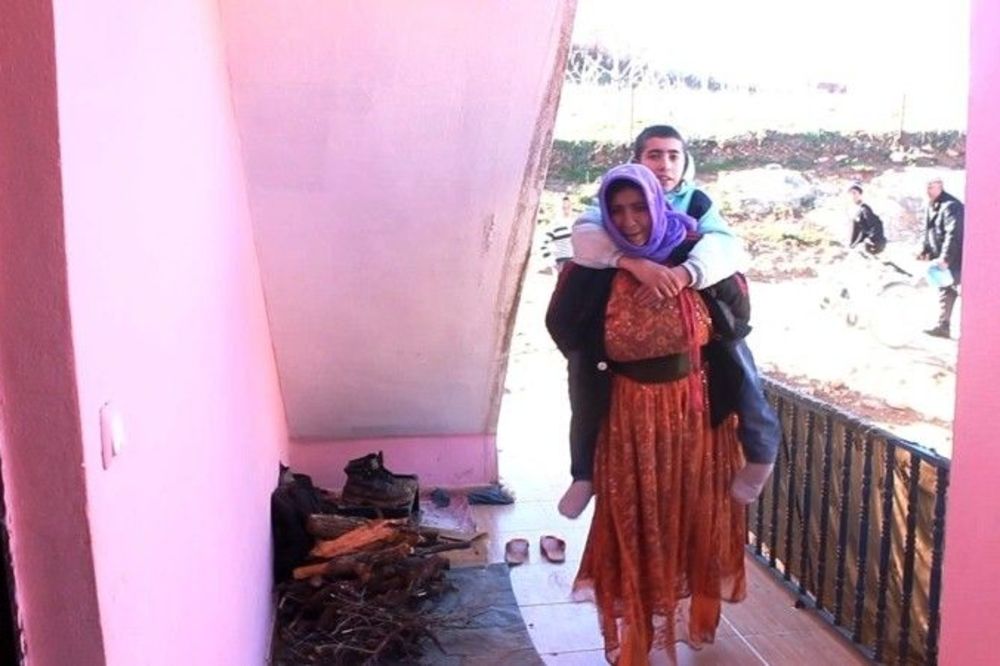 (FOTO) SAVILA SE OD TEŽINE: Majka (60) 4 godine na leđima nosi nepokretnog sina (14) do škole