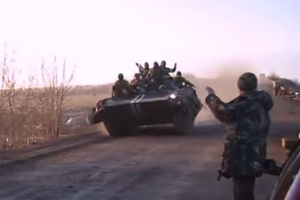 (VIDEO) GAS DO DASKE: Pogledajte kako su Ukrajinci sa borbenim vozilom završili u jarku