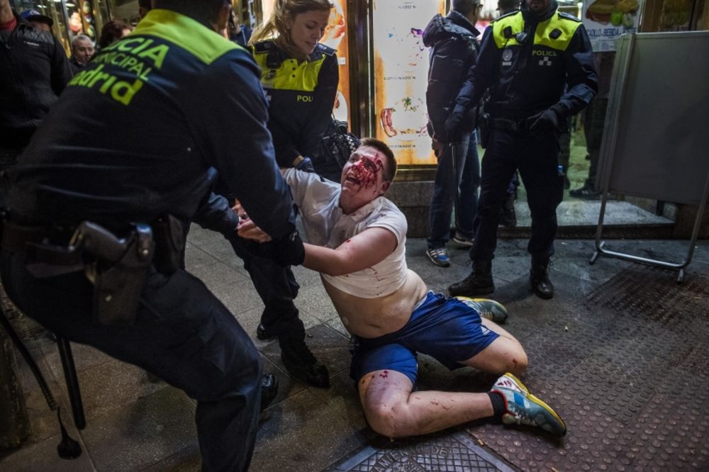 (FOTO) PIJANI NEMCI DIVLJALI MADRIDOM: Policija tukla i hapsila navijače Šalkea