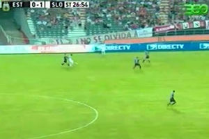 (VIDEO) MAJSTORIJA GODINE: Fudbaler San Lorenca lobovao protivničkog golmana sa pola terena!