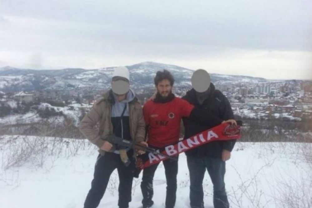 ALBANAC DRON ZAMENIO ORUŽJEM: Morina u Mitrovici pozira sa kalašnjikovim!