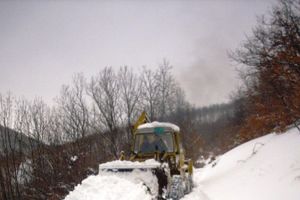 TEŠKA SITUACIJA U KURŠUMLIJI: Cele noći bagerom čistili sneg da bi sahranili staricu