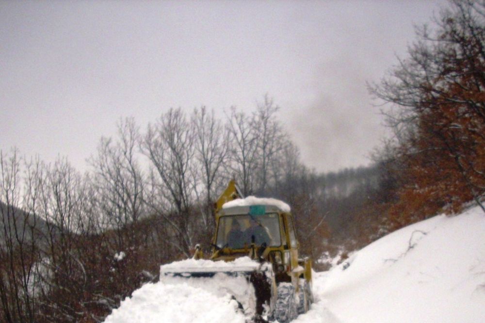 TEŠKA SITUACIJA U KURŠUMLIJI: Cele noći bagerom čistili sneg da bi sahranili staricu