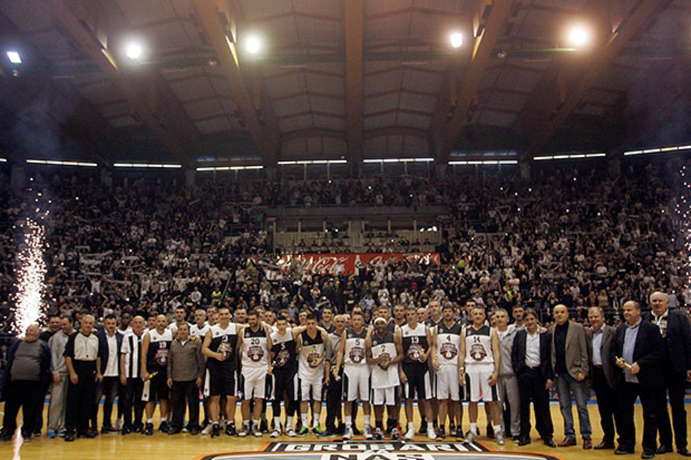 (FOTO) NAJVEĆA ŽURKA GROBARA: Pogledajte kako su legende Partizana bacile navijače u trans