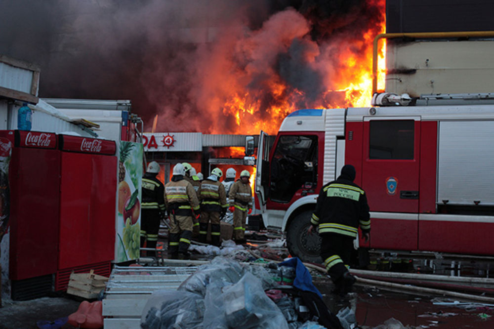 (VIDEO) PAKLENI TRŽNI CENTAR: 5 poginulo u požaru, 25 još pod ruševinama u Kazanju