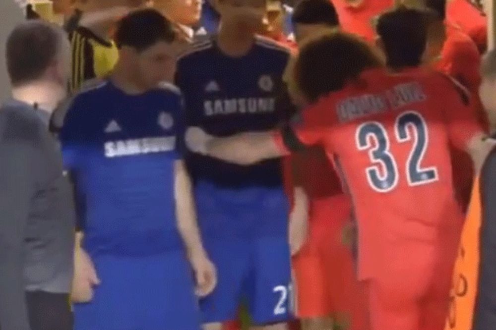 (VIDEO) ISKRE UOČI MEČA: David Luiz nasrnuo na Baneta Ivanovića u tunelu