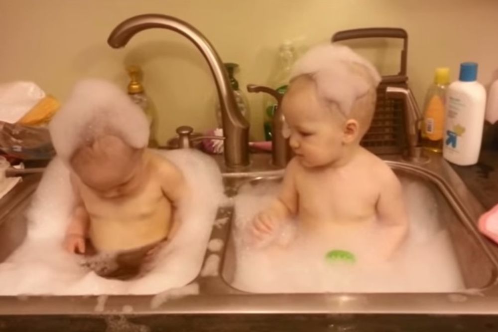 NAJZARAZNIJI SMEH NA SVETU: Pogledajte prvo kupanje u peni dve bebe bliznakinje