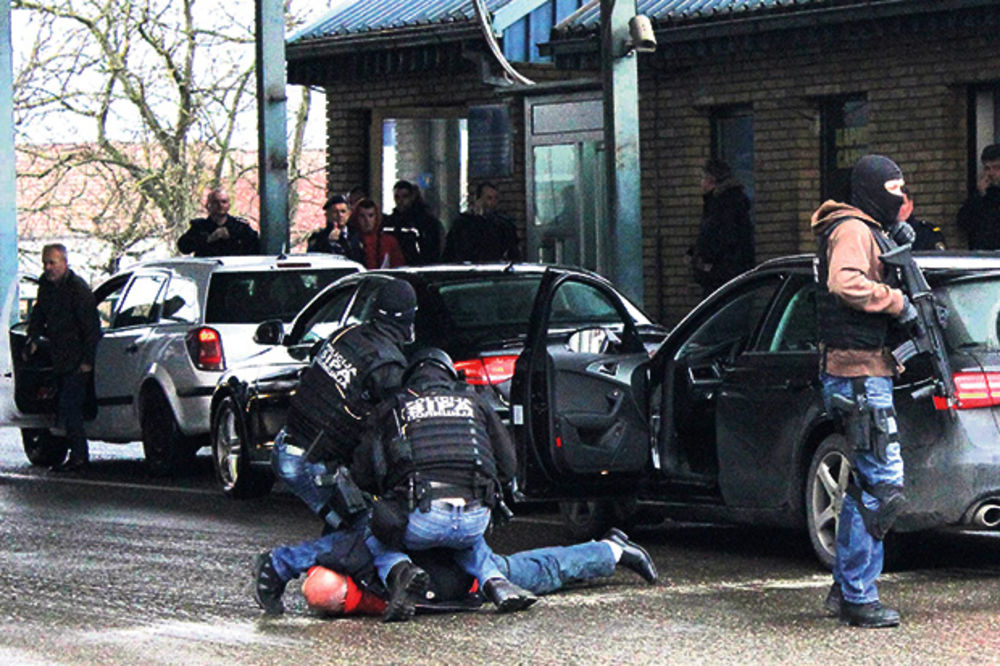 BOSANSKA POLICIJA UHAPSILA 5 TERORISTA: Bombe kućne izrade spremne za napad vozili u Švedsku