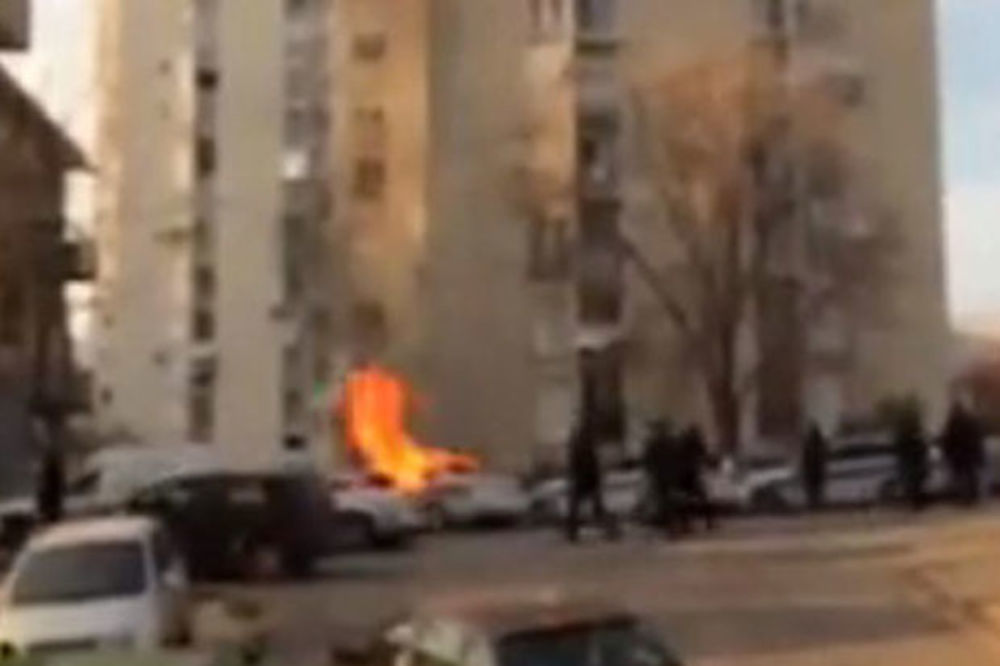 (VIDEO) HAOS U SPLITU POSLE DERBIJA: Navijači palili automobile, policija pucala u vazduh!