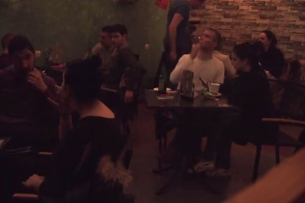 (VIDEO) NASILJE U SUBOTICI: Umalo pretukao devojku u punom kafiću!