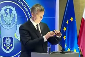 (VIDEO) HIT NA INTERNETU: Poljski ministar Šemonjak govorio u lampu misleći da je mikrofon!
