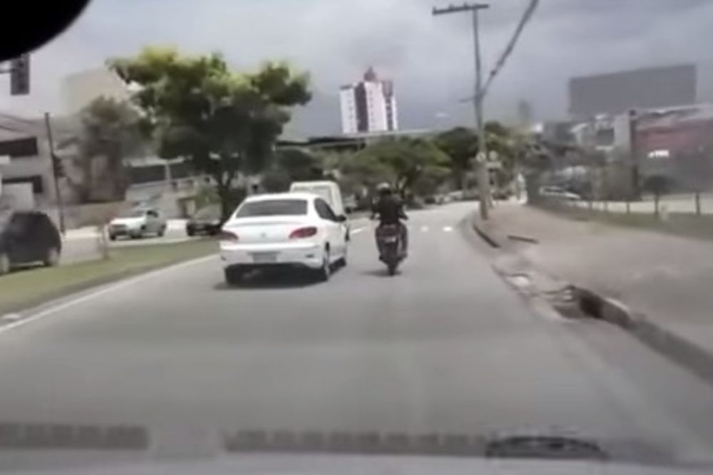 (VIDEO) OVO JE BOLELO: Motociklista šutirao auto pa završio na asfaltu!