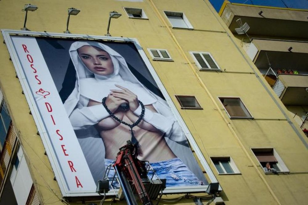 (FOTO) PROVOKACIJA: Opatica u toplesu dočekuje papa Franju u Napulju