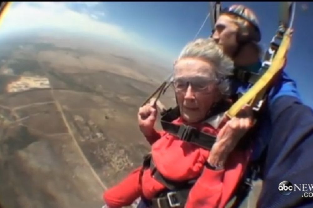 (VIDEO) NEUSTRAŠIVA SUPER BAKA: Skok padobranom, ronjenje sa ajkulama za 100. rođendan!
