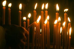 SUTRA SU LETNJE ZADUŠNICE: Ispoštujte ove običaje i zapalite sveću preminulima, a evo šta NIKAKO NE SMETE DA RADITE!