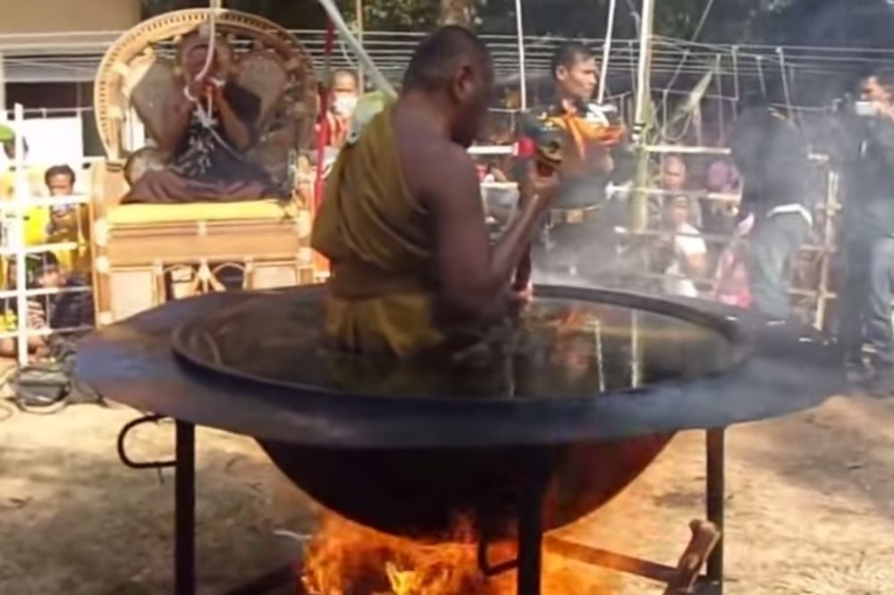 (VIDEO) MNOGI UMRLI POKUŠAVAJUĆI OVO: Budistički sveštenik meditira dok sedi u ključalom ulju!