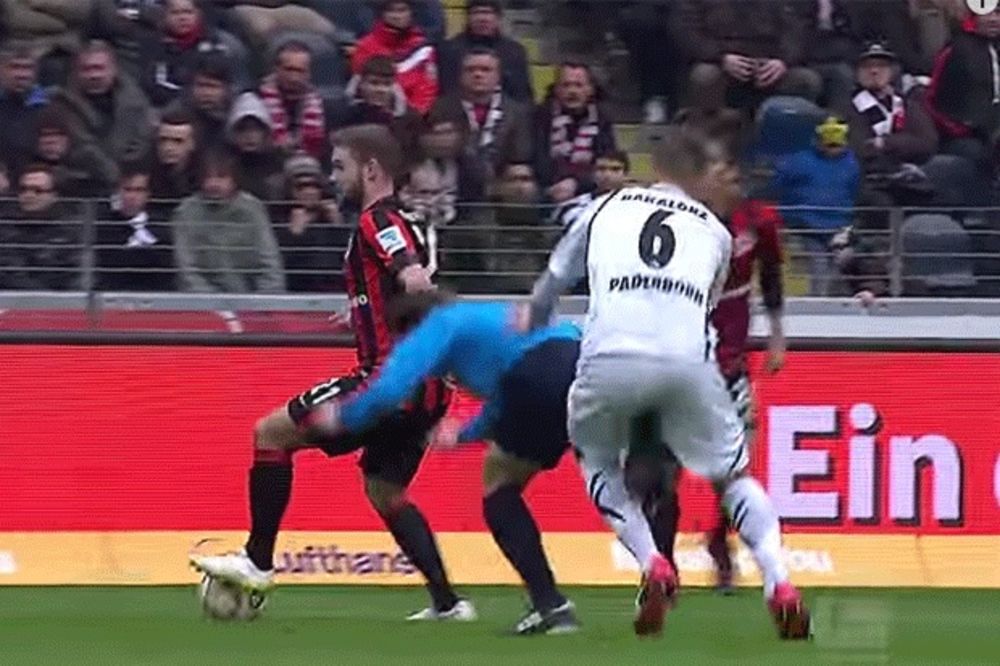 (VIDEO) ZAR SUDIJA NIJE VAZDUH: Pogledajte kako je fudbaler Paderborna naleteo na arbitra