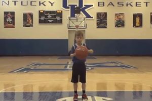 (VIDEO) DIRLJIVO: Pogledajte kako dečak bez šake igra košarku