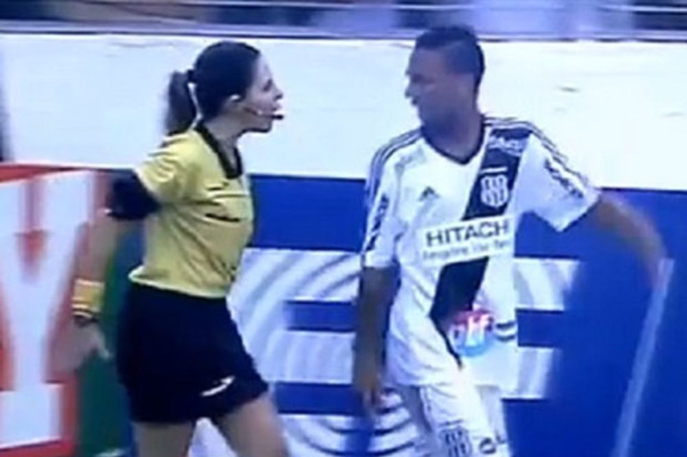 (VIDEO) E, OVAKO SE SUDI: Brazilka pokazala kolegama kako se postupa sa bahatim fudbalerima!