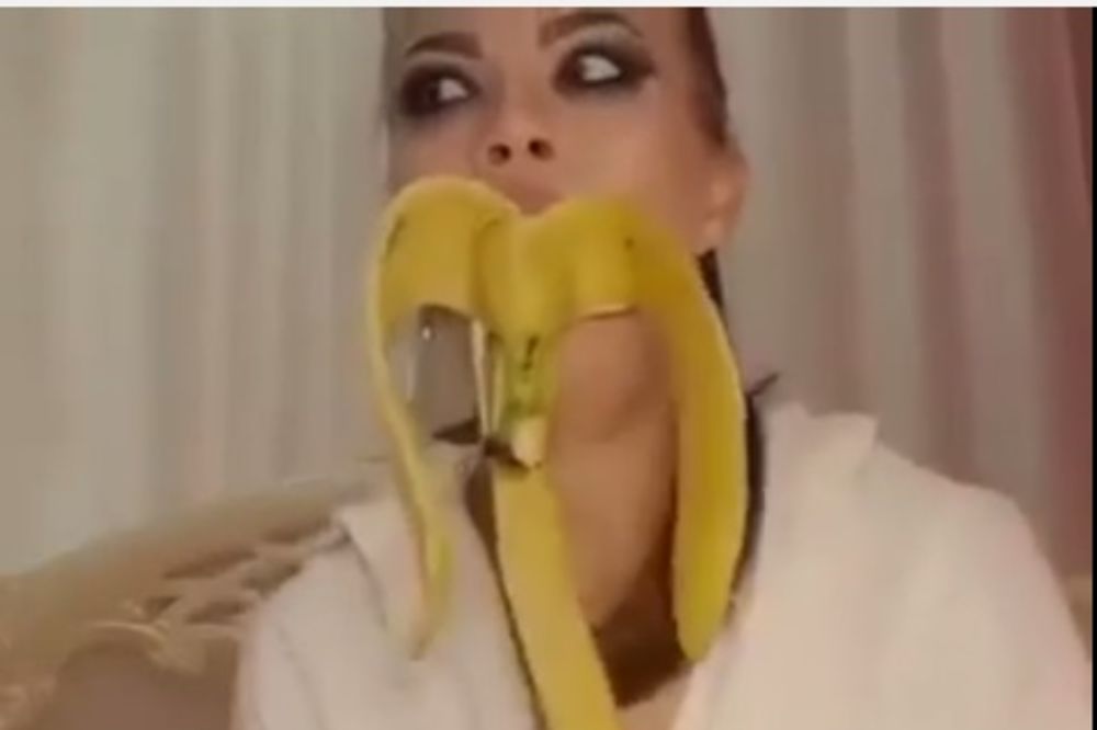 (VIDEO) ZAVIDNO UMEĆE: Kako joj je ovolika banana stala u usta?!
