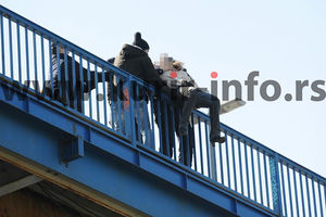 (FOTO) U PRAVI ČAS: Policajci spasli ženu, htela da skoči sa Brankovog mosta