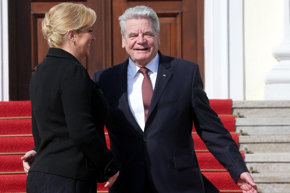 NISKI START: Kolinda je htela da se rukuje, ali je ruka nemačkog predsednika otišla na drugo mesto?!