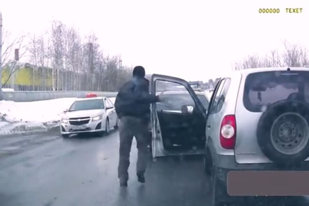 (VIDEO) RUSKA TEHNIKA: Nogom šutnuo automobil i rešio saobraćajnu gužvu!